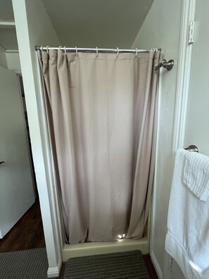 Douche, sèche-cheveux, serviettes fournies, savon