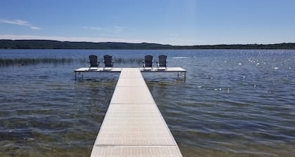 Lakefront Cottage #3, AC, Newly Remodeled, 4 SUPs, 8 Kayaks, Rowboats
