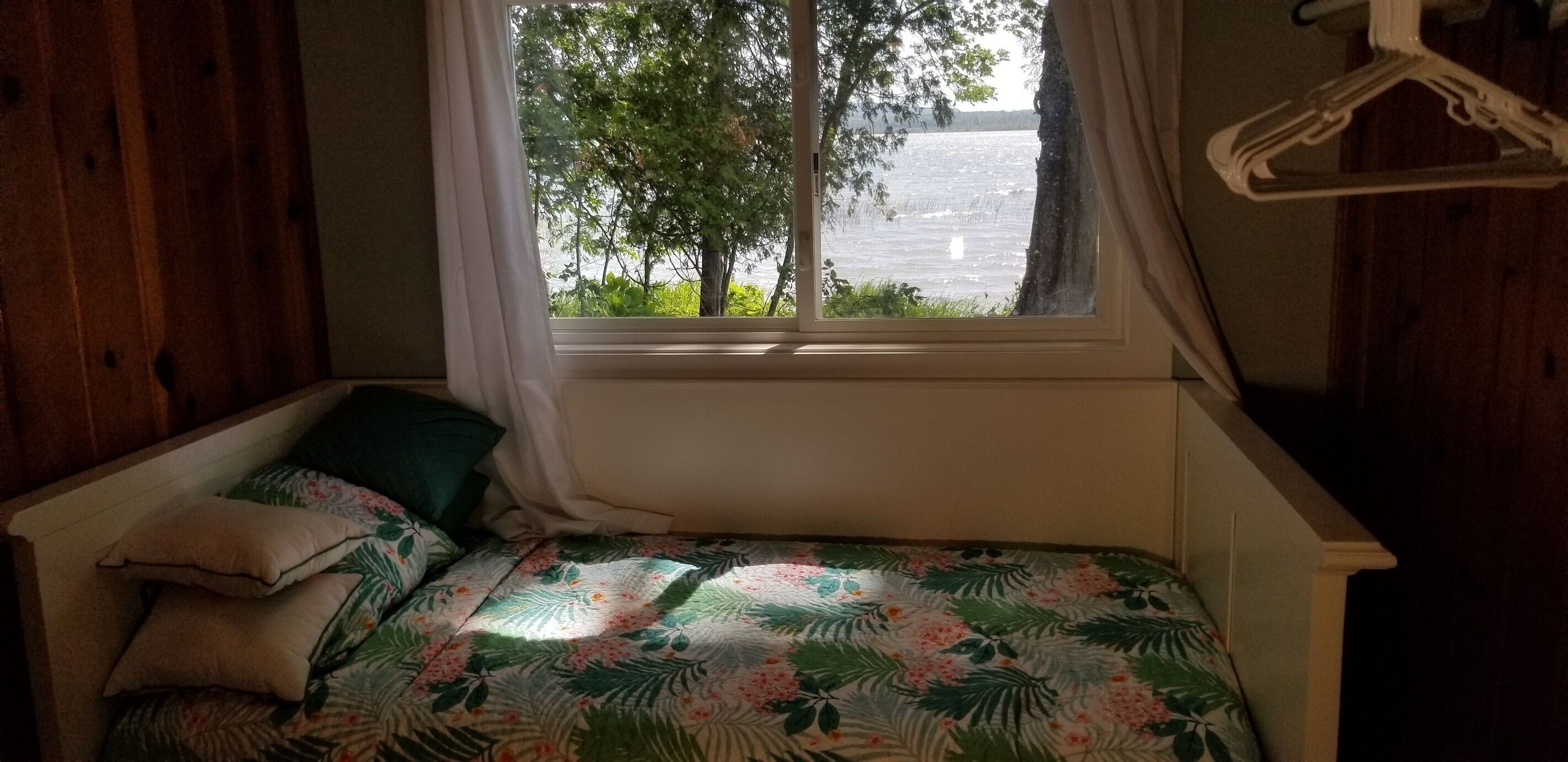 3 bedrooms, travel cot, WiFi, bed sheets