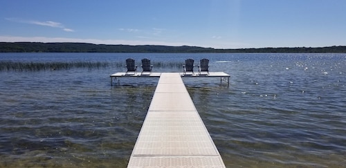 Lakefront Cottage #3, AC, Newly Remodeled, 4 SUPs, 8 Kayaks, Rowboats