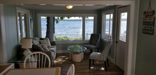 Lakefront Cottage #3, AC, Newly Remodeled, 4 SUPs, 8 Kayaks, Rowboats