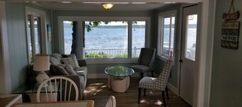 Lakefront Cottage #3, AC, Newly Remodeled, 4 SUPs, 8 Kayaks, Rowboats