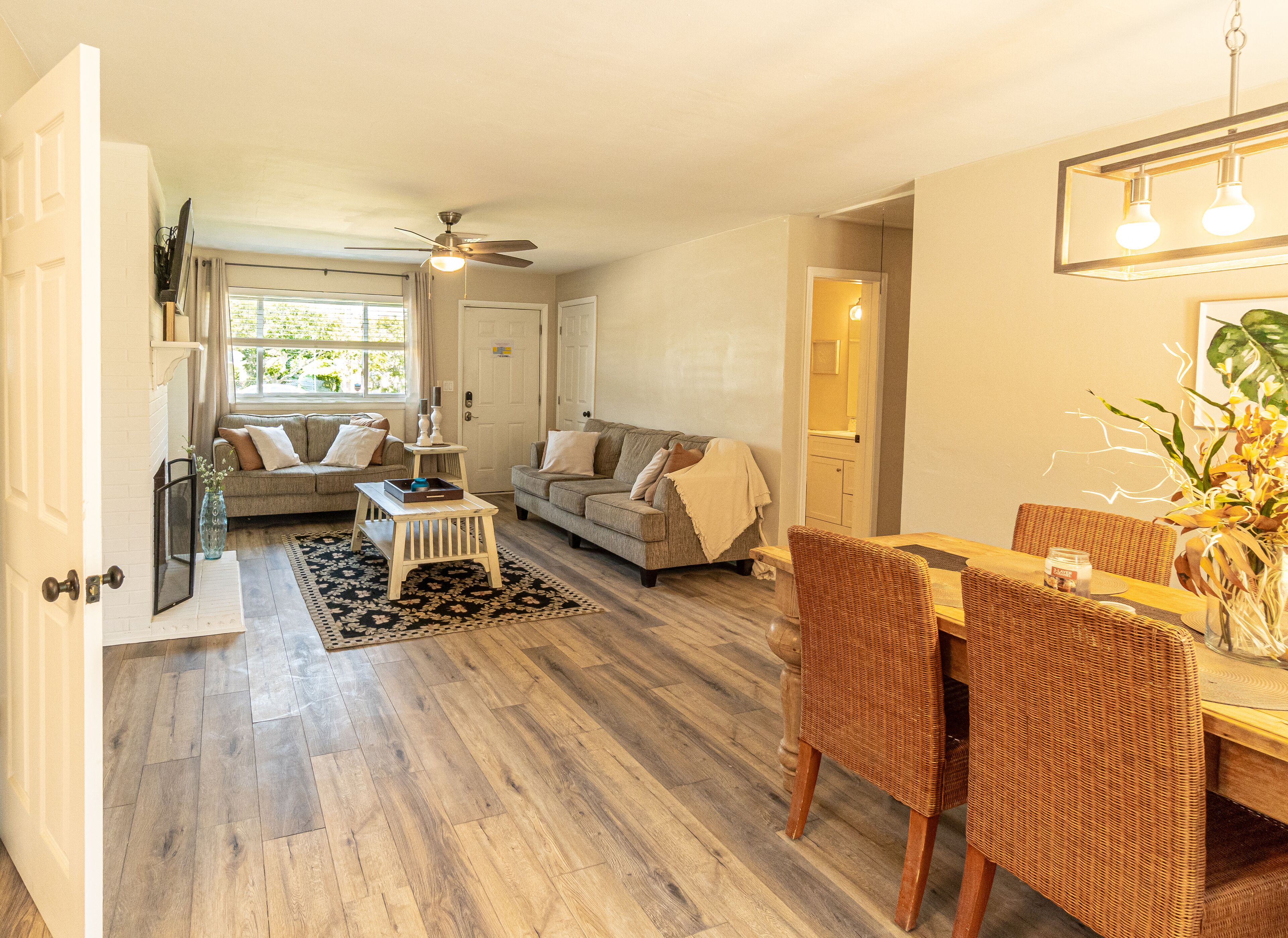 TV connectée, cheminée, livres