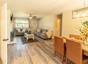 Smart TV, fireplace, books - Cozy Bay Cottage private backyard blocks from beach! (Norfolk)