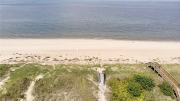 靠近海滩、沙滩椅