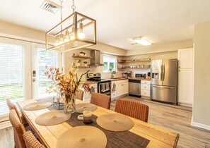 Dining - Cozy Bay Cottage private backyard blocks from beach! (Norfolk)