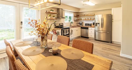 Cozy Bay Cottage private backyard blocks from beach!