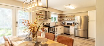 Cozy Bay Cottage private backyard blocks from beach!