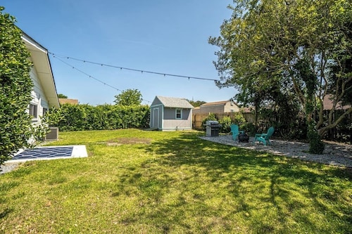 Cozy Bay Cottage private yard blocks from beach!