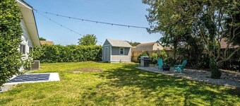 Cozy Bay Cottage private yard blocks from beach!