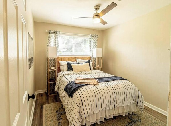 3 habitaciones, tabla de planchar con plancha, wifi y ropa de cama 