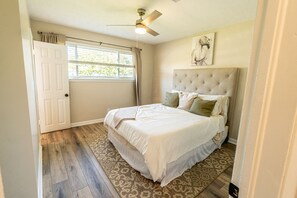 3 bedrooms, iron/ironing board, travel crib, free WiFi - Cozy Bay Cottage private backyard blocks from beach! (Norfolk)