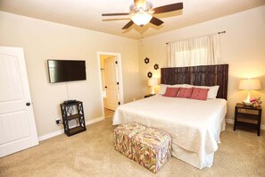 3 bedrooms, memory foam beds, iron/ironing board, WiFi - Colt-A-Cabana, 3/2, Sleeps 9 (Crystal Beach)