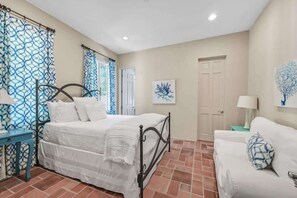 4 bedrooms, iron/ironing board, WiFi, bed sheets