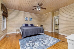 4 bedrooms, desk, iron/ironing board, travel cot