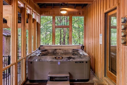 Spacious Cabin Retreat, Private Hot Tub, Sleeps 10
