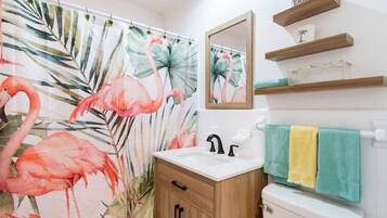 Baignoire, sèche-cheveux, serviettes fournies, shampoing