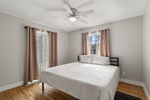 5 bedrooms, WiFi - Spacious 5BR Near Bishop Arts - 5 Min Drive! (Dallas)