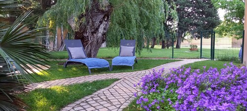 Logement lumineux, entièrement rénové avec jardin