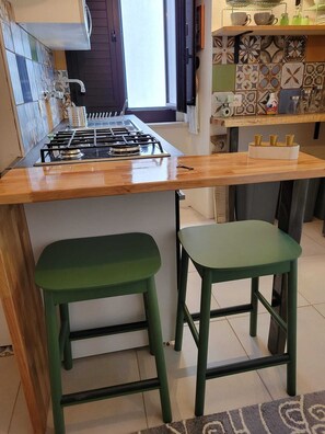 Réfrigérateur, four, plaque de cuisson, cafetière/bouilloire