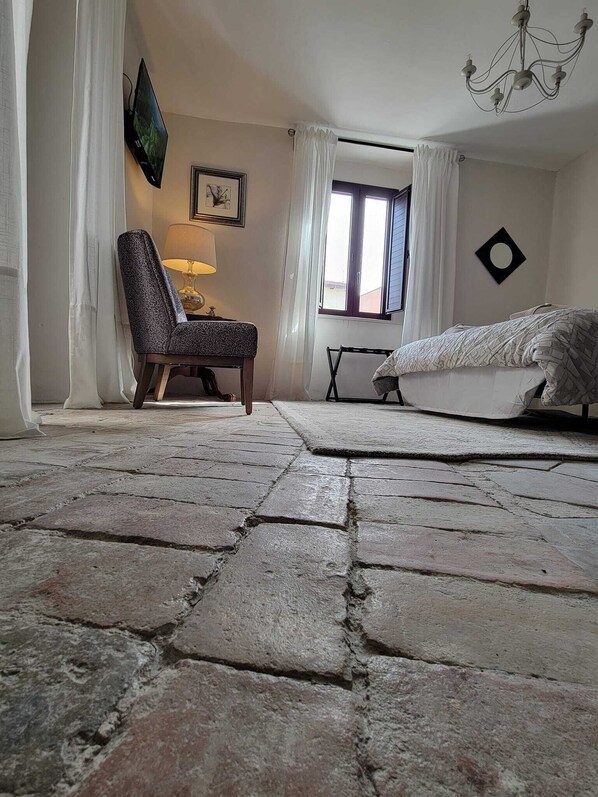 2 slaapkamers, een bureau, een strijkplank/strijkijzer, reisbedje