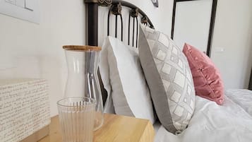 2 quartos, escrivaninha, ferros/tábuas de passar roupa, berço de viagem