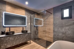 Combined shower/tub, hair dryer, towels