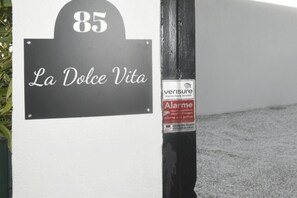 A sign with the number 85 and the text 'La Dolce Vita' on a white wall. - Modern villa in Nice with sea view, private pool without view (Nice)
