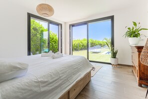 4 bedrooms, desk, iron/ironing board, travel cot