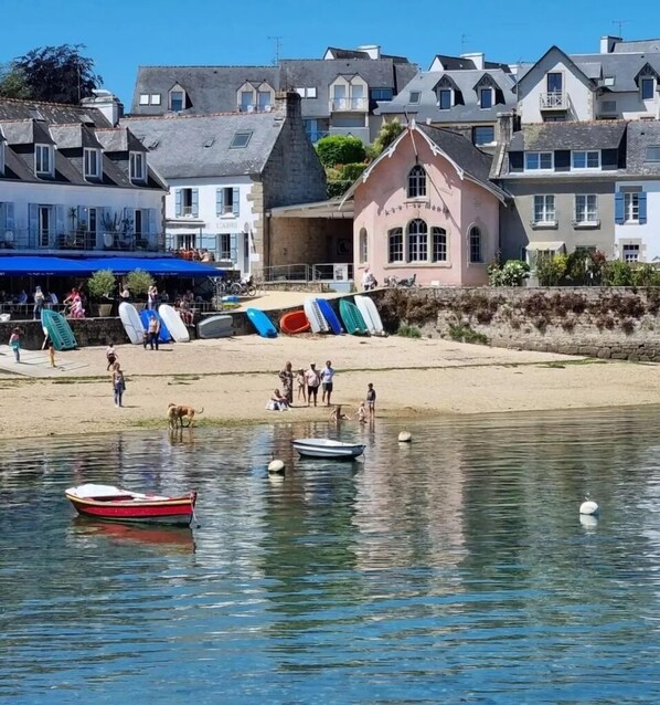 بالقرب من الشاطئ