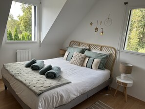 4 bedrooms, desk, iron/ironing board, travel cot