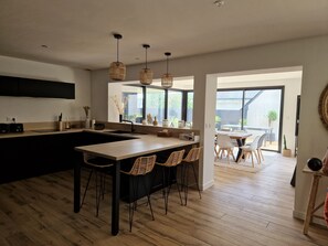 ثلاجة، ميكروويف، فرن، موقد طهي مسطح