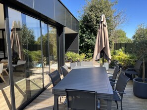 Outdoor dining - Villa H Ste Marine<br> with jacuzzi in a quiet area, fully renovated (Ste Marine, Combrit)