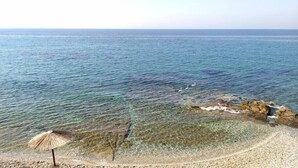 På stranden