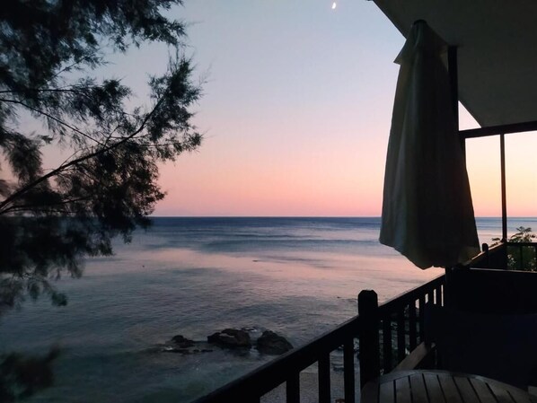 A view from a balcony overlooking the ocean at sunset. - Als Plomari - Sea View Apartment (Plomari)