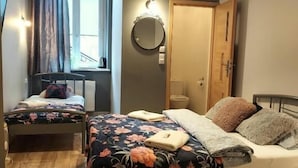 Blackout drapes, iron/ironing board (on request), WiFi (free) - Deja Vu Hostel (Warsaw)