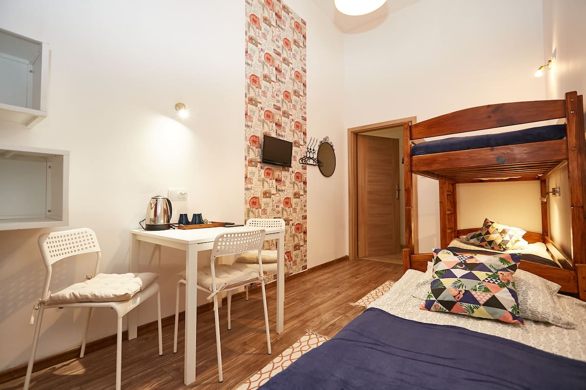 Habitación triple básica | Cortinas blackout, tabla de planchar con plancha y wifi gratis