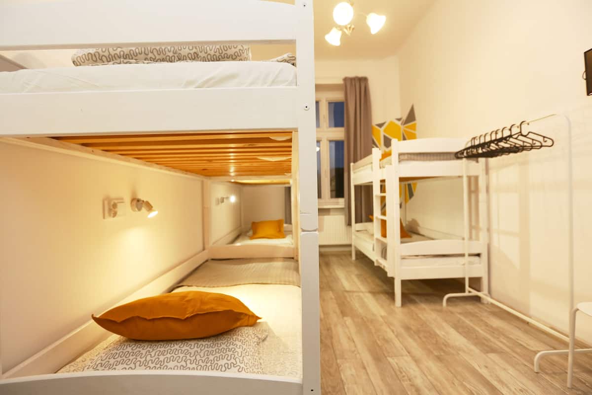 Dormitorio compartido básico | Cortinas blackout, tabla de planchar con plancha y wifi gratis