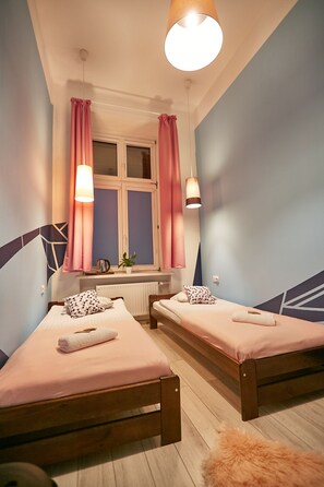 Habitación básica con 2 camas individuales | Cortinas opacas, tabla de planchar con plancha, wifi gratis