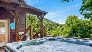 Outdoor spa tub - The Overlook /Hot Tub/Mountain Views/Babbling Creek/Fire Table (Maggie Valley)