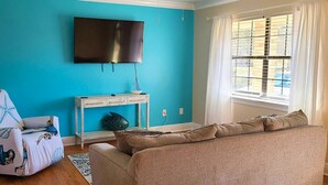 Smart TV, books - Close to everything! Old Town Bay St Louis,  Beach, New Orleans just 45 min away (Waveland)