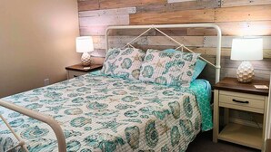 3 bedrooms, iron/ironing board, free WiFi, bed sheets - Close to everything! Old Town Bay St Louis,  Beach, New Orleans just 45 min away (Waveland)