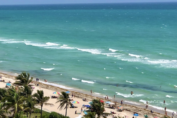Aan het strand, ligstoelen aan het strand, strandlakens