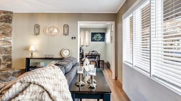 Una Smart TV, una chimenea