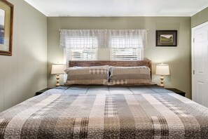 2 bedrooms, travel cot, WiFi, bed sheets