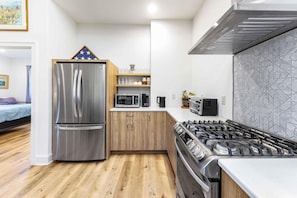 Refrigerador, microondas, horno y parrilla de estufa