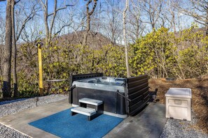 Outdoor spa tub - Little Bee Woods (Swannanoa)