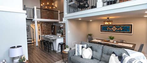 TV connectée, cheminée, jeux vidéo, livres