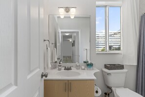 Tina con regadera, secadora de cabello, bidet, toallas 