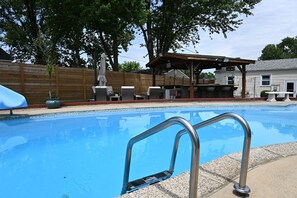 Una piscina al aire libre, una piscina climatizada
